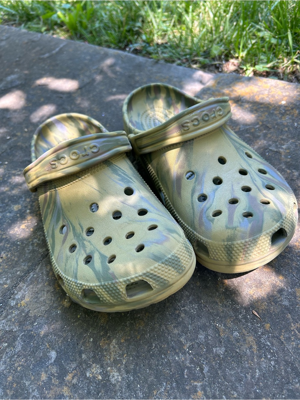 CROCS Camo-Pattern Slip-On Clog in Olive Green Men/Boys